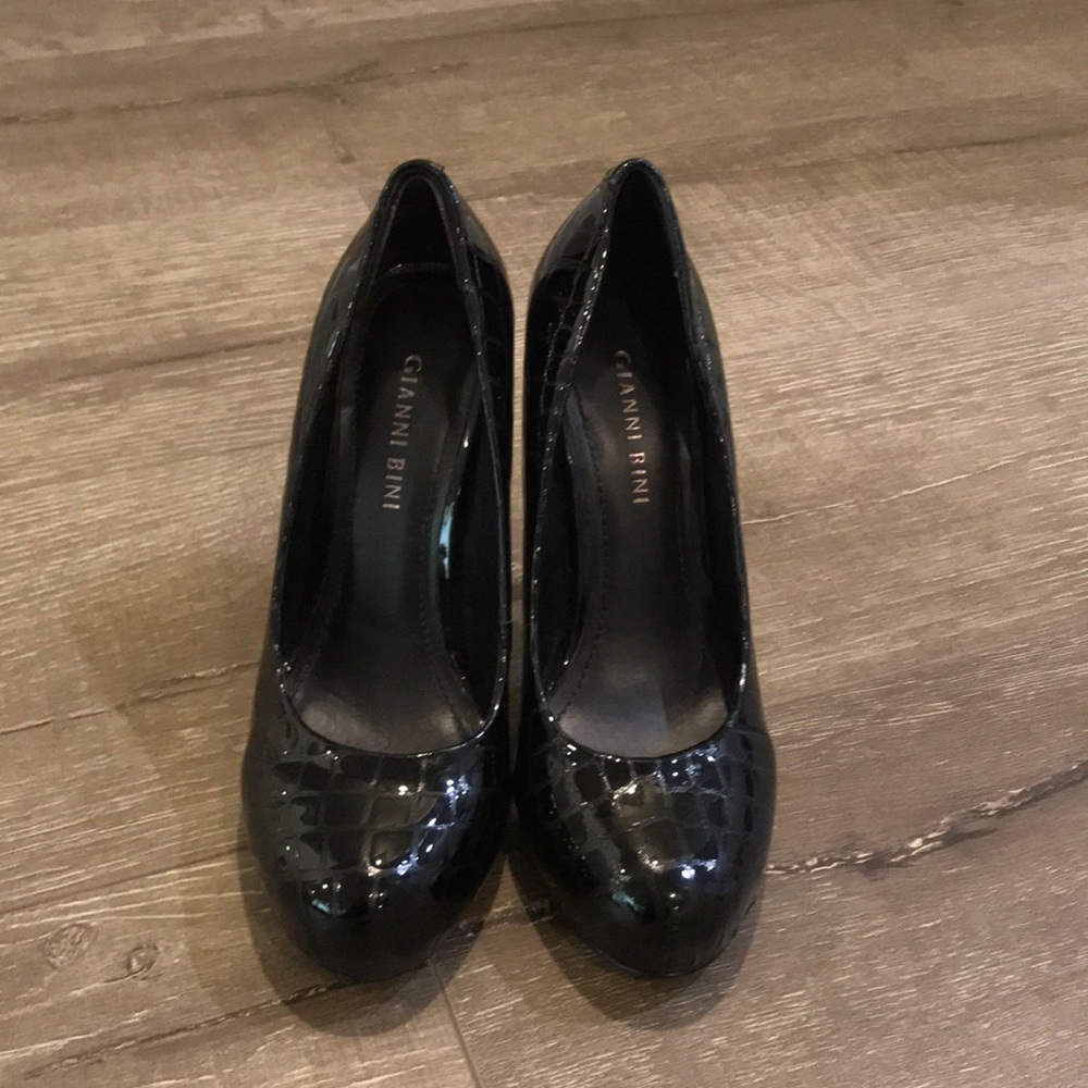 Black alligator pump